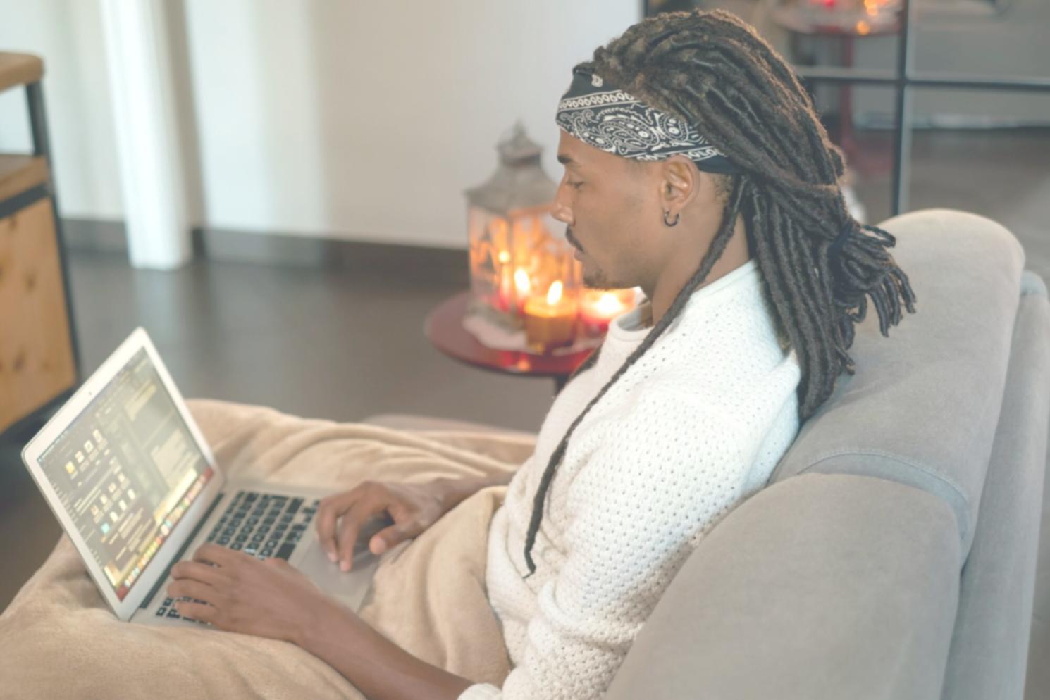 Session de formation interactive avec écran montrant des outils budgétaires